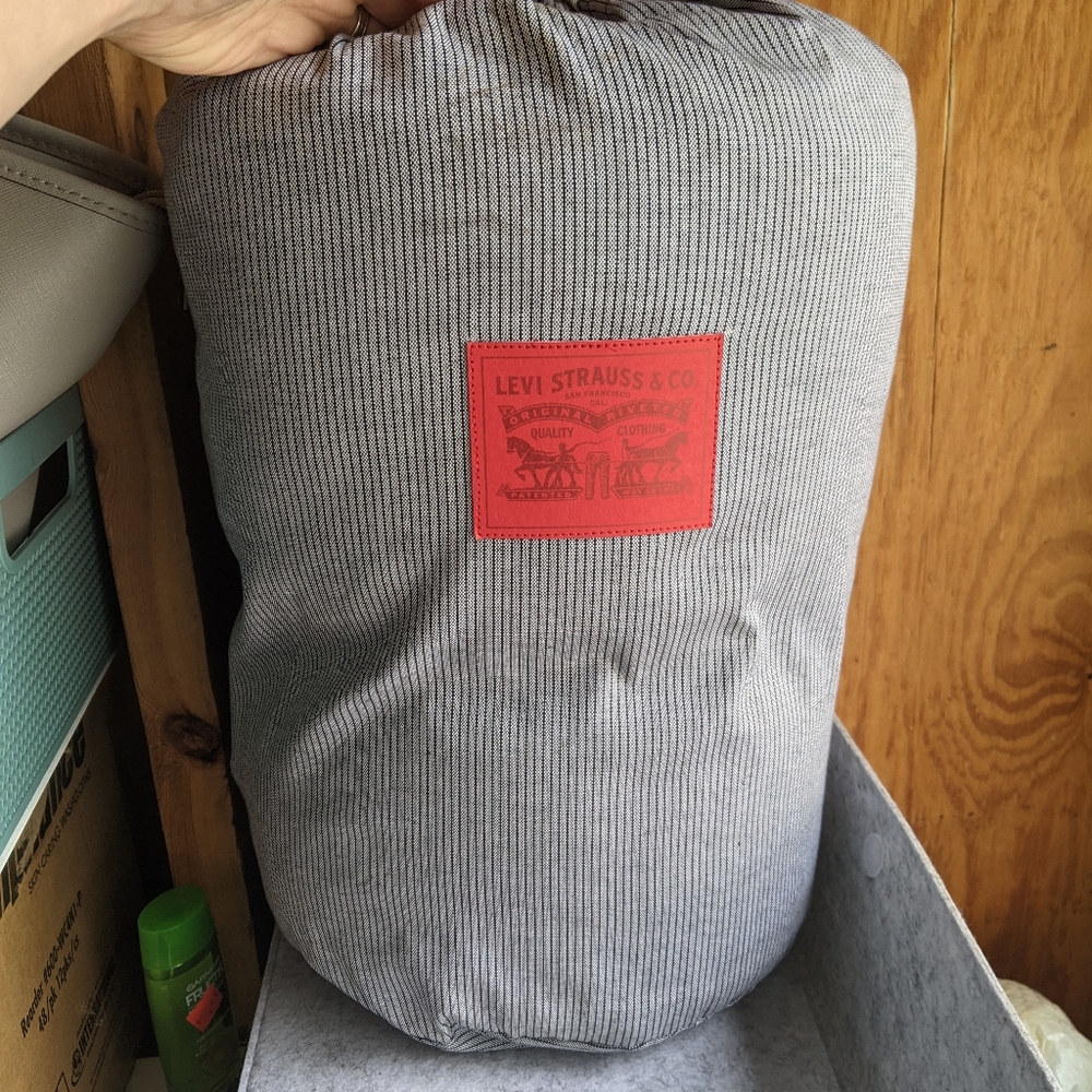 Levi puffer throw